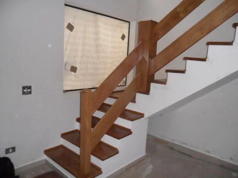 Corrimão de madeira escada