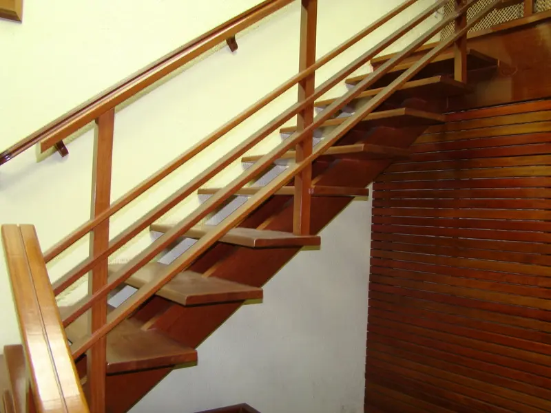 Corrimão de madeira para escada externa