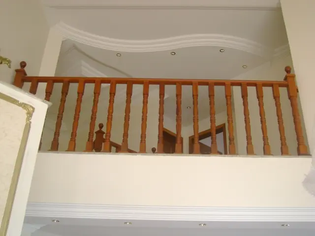 Corrimão de madeira para escada externa