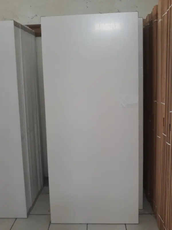 Porta de madeira branca para apartamento